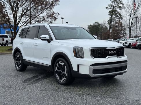 Used 2024 Kia Telluride EX w/ EX Captain's Chair Package image 2