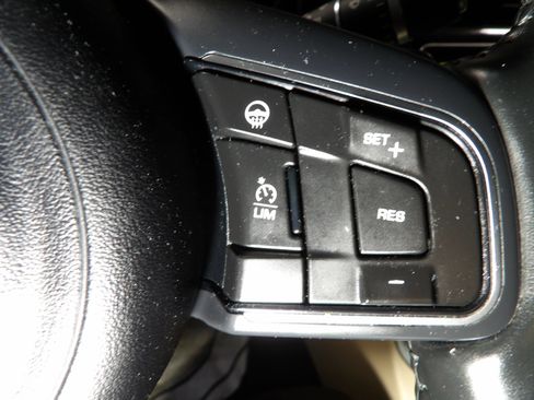 Used 2017 Jaguar XE Prestige AWD/4WD image 24