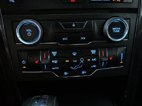 Used 2017 Ford Explorer XLT w/ Equipment Group 202A AWD/4WD image 28