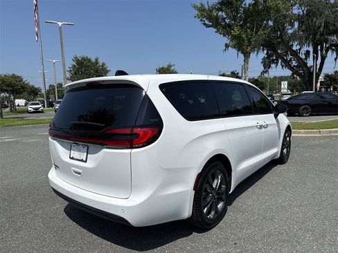 New 2026 Chrysler Pacifica Select image 3