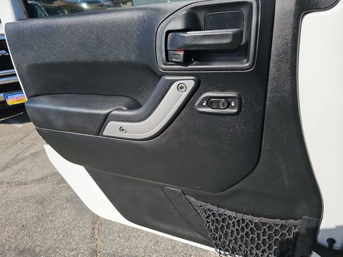 Used 2017 Jeep Wrangler Unlimited Sahara w/ Connectivity Group AWD/4WD image 27