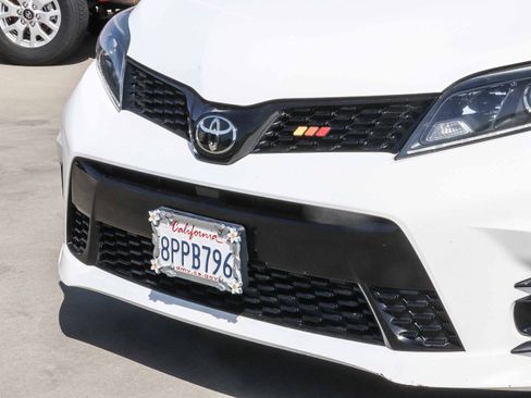 Used 2020 Toyota Sienna SE w/ Nightshade Edition FWD image 11