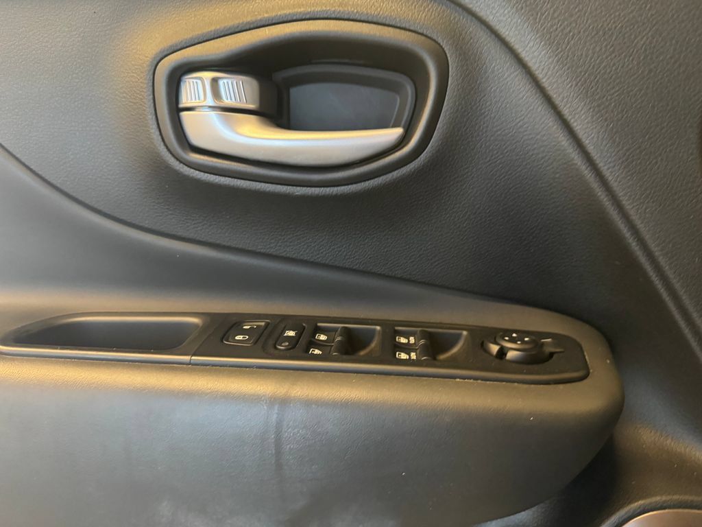 Used 2023 Jeep Renegade Latitude AWD/4WD image 19