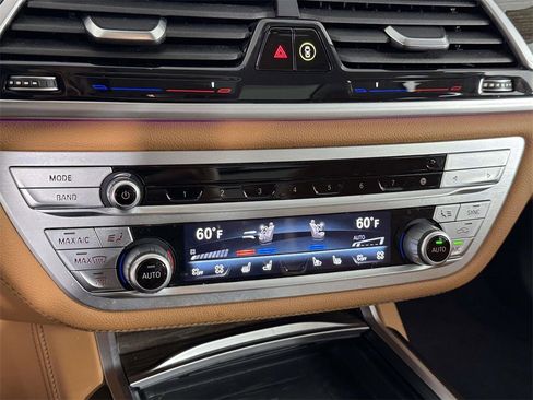 Used 2022 BMW 750i xDrive image 28