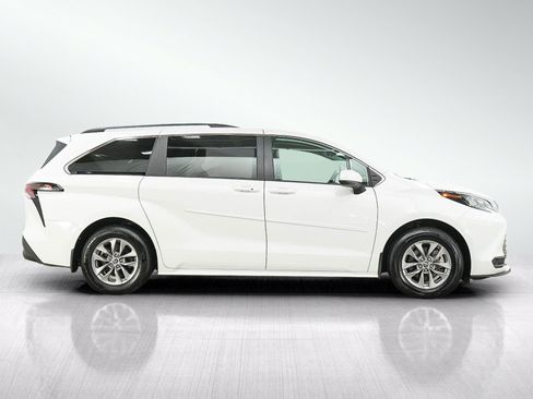 Used 2024 Toyota Sienna LE AWD/4WD image 7