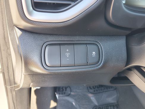 Used 2024 Hyundai Venue SEL FWD image 27