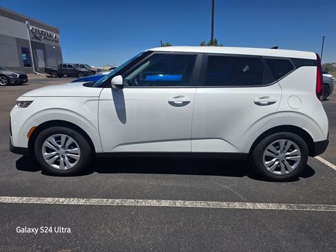 Used 2021 Kia Soul LX FWD image 2