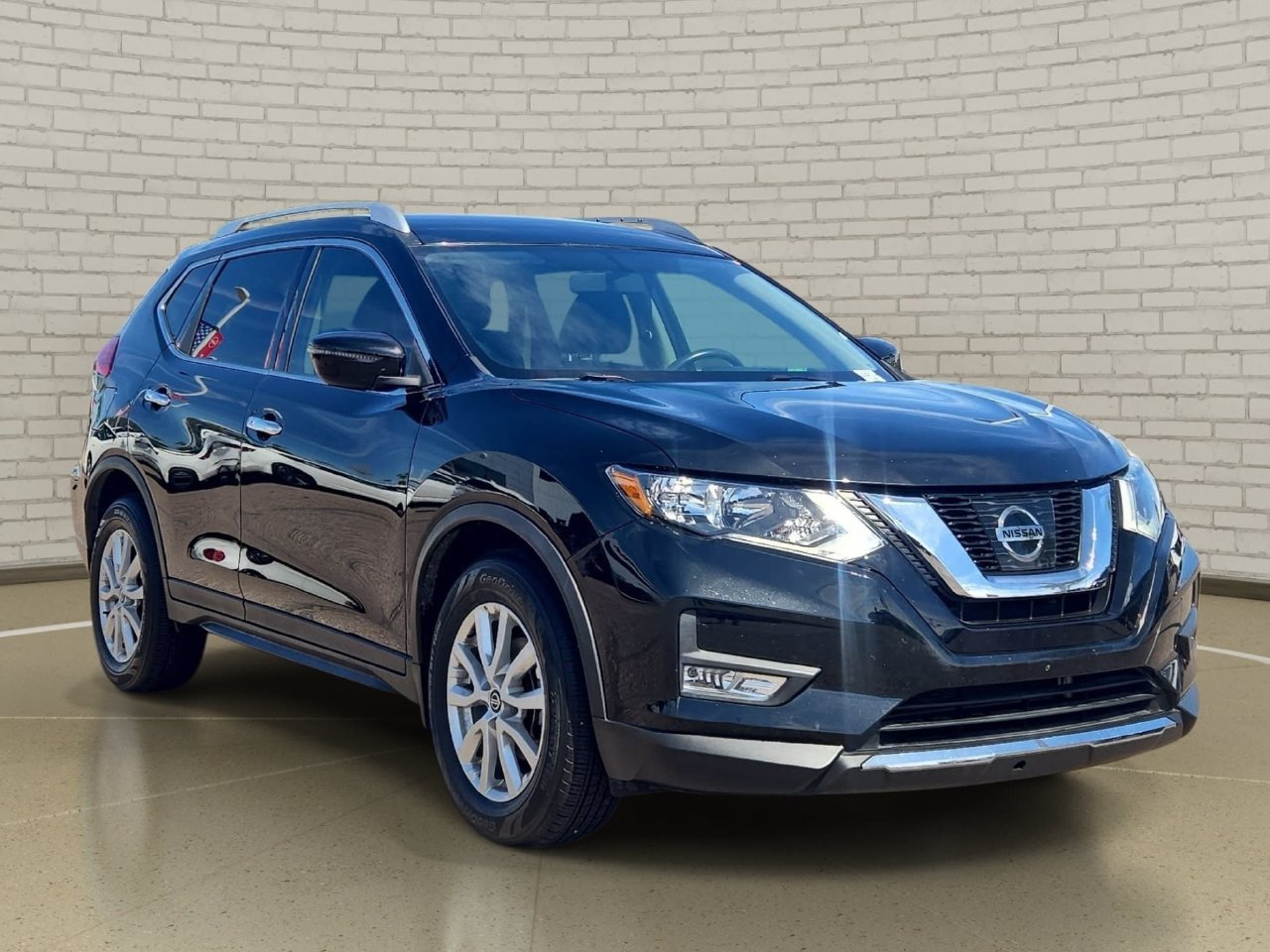 Used 2017 Nissan Rogue SV FWD image 3