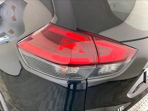 Used 2018 Nissan Rogue S image 29