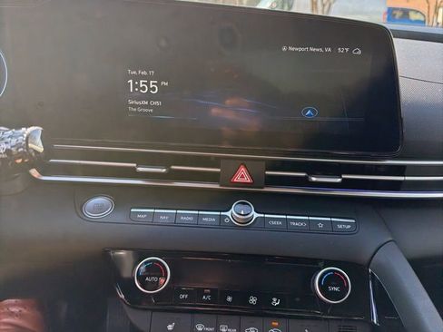 Used 2024 Hyundai Elantra Limited image 14