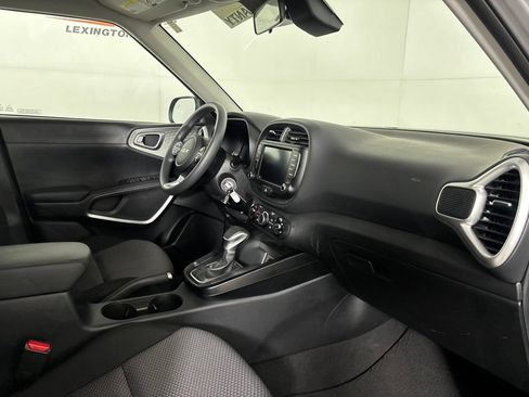 Used 2025 Kia Soul LX w/ LX Technology Package FWD image 30
