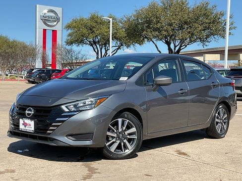 Used 2025 Nissan Versa SV image 2