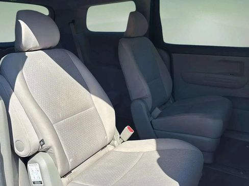 Used 2017 Kia Sedona LX image 18