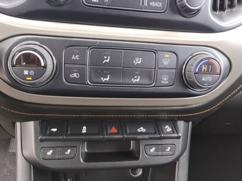 Used 2022 GMC Canyon AT4 image 17