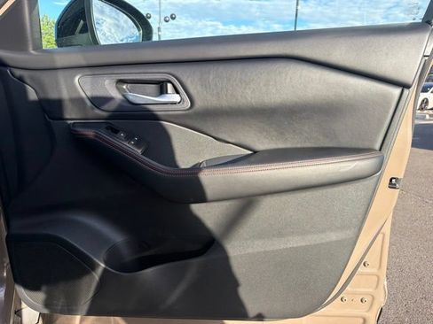 Used 2025 Nissan Rogue SV AWD/4WD image 11