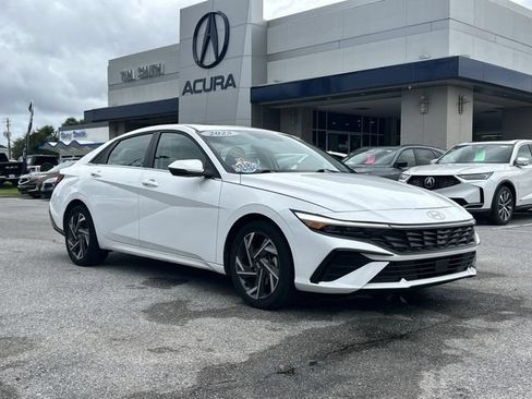 Used 2025 Hyundai Elantra Limited FWD image 2