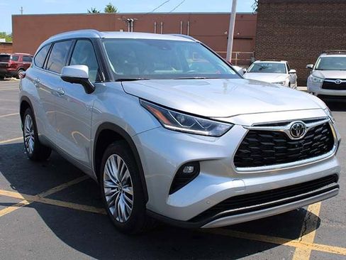 Used 2023 Toyota Highlander Platinum FWD image 4