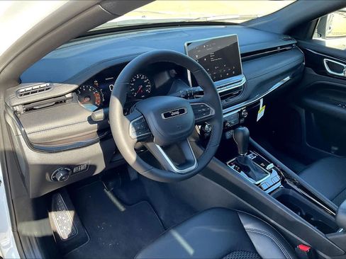 Used 2026 Jeep Compass Latitude image 8