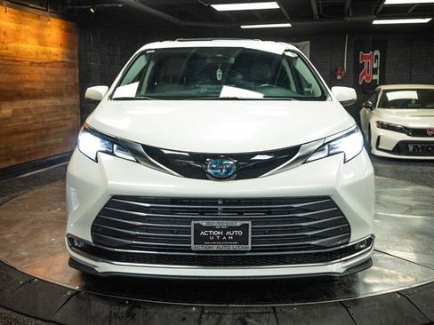 Used 2021 Toyota Sienna Limited image 4