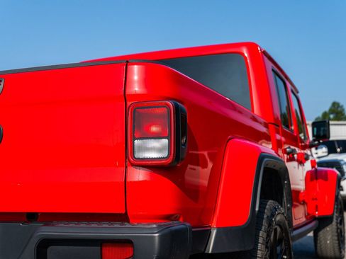 Used 2024 Jeep Gladiator Sport AWD/4WD image 17