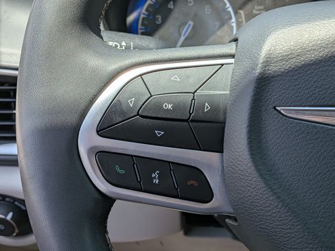 Used 2023 Chrysler Pacifica Touring-L FWD image 27