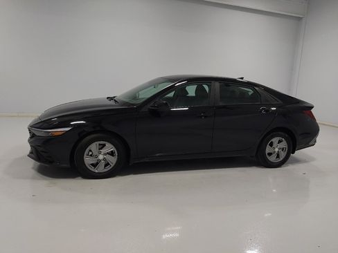 Used 2025 Hyundai Elantra SE image 2
