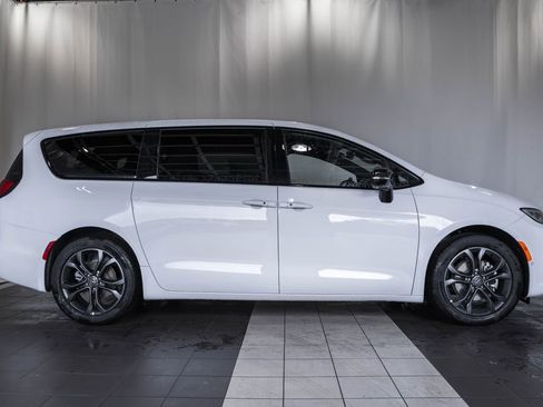 New 2026 Chrysler Pacifica Select image 3
