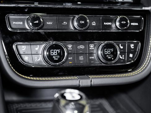 Used 2025 Bentley Bentayga image 42