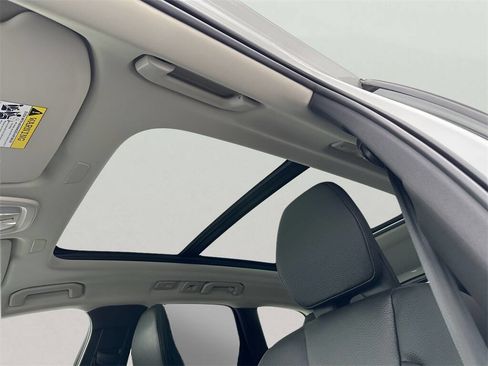 Used 2025 Volvo XC60 B5 Plus image 21