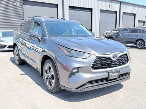 Used 2023 Toyota Highlander XLE AWD/4WD image 2