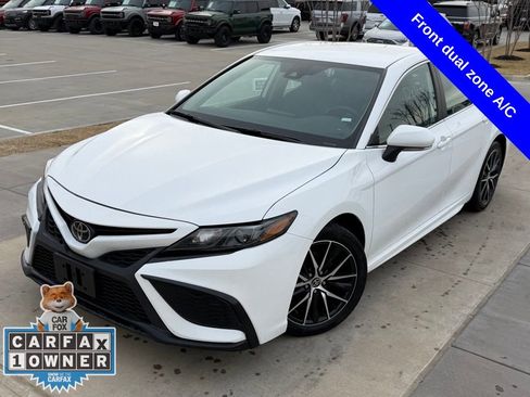 Used 2024 Toyota Camry SE image 3