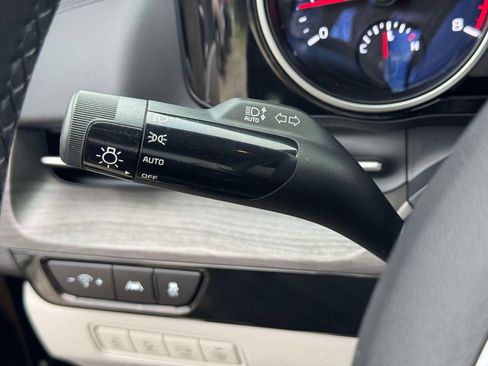 Used 2024 Kia Carnival EX FWD image 22