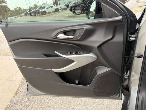 Used 2025 Chevrolet Trax RS FWD image 28