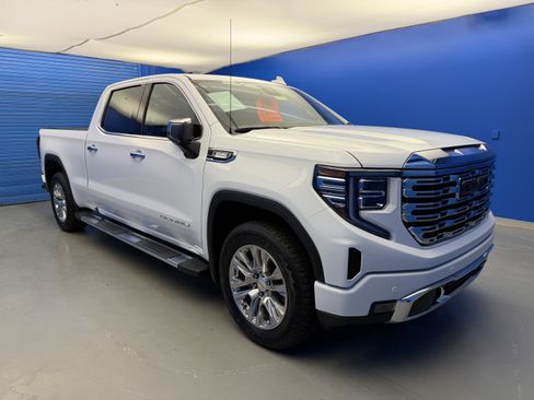 Used 2023 GMC Sierra 1500 Denali w/ Technology Package AWD/4WD image 2