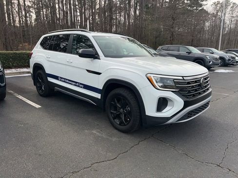 Used 2025 Volkswagen Atlas Peak Edition SE image 3