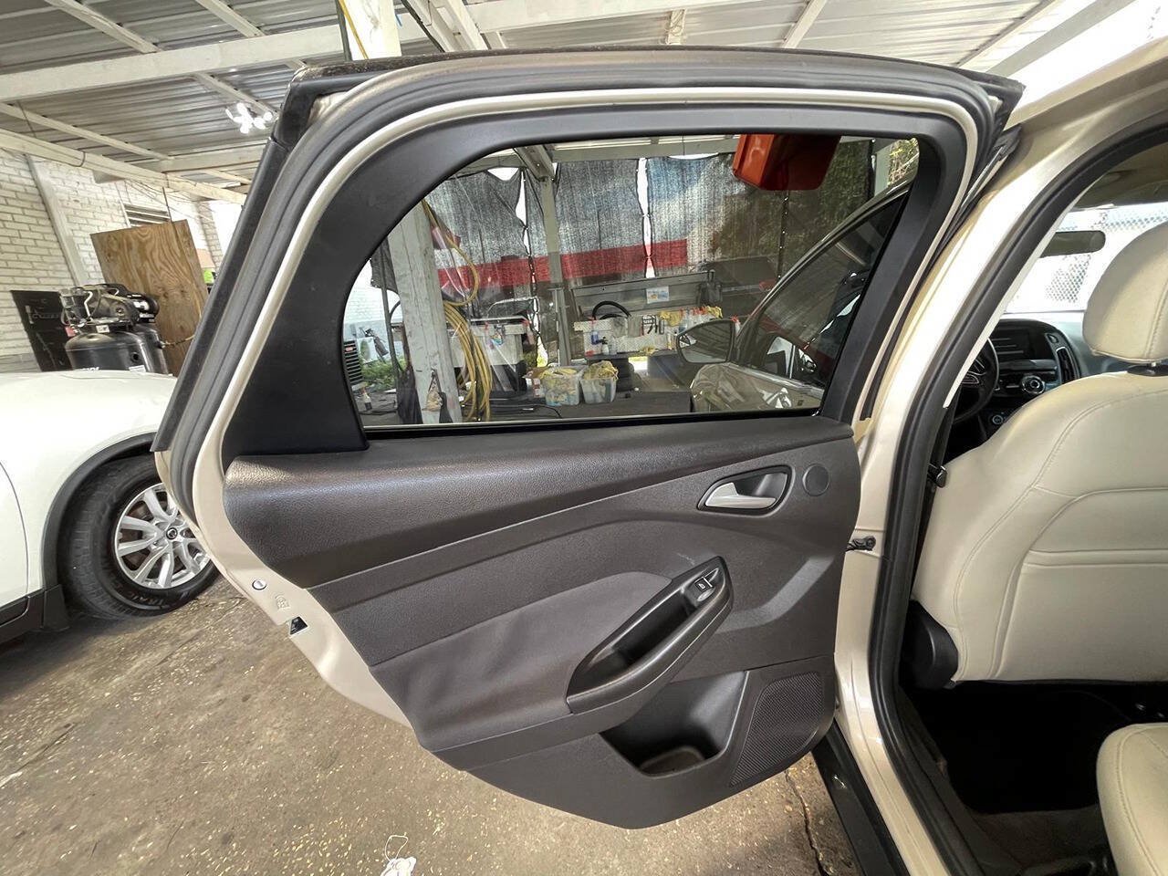 Used 2018 Ford Focus Titanium FWD image 11