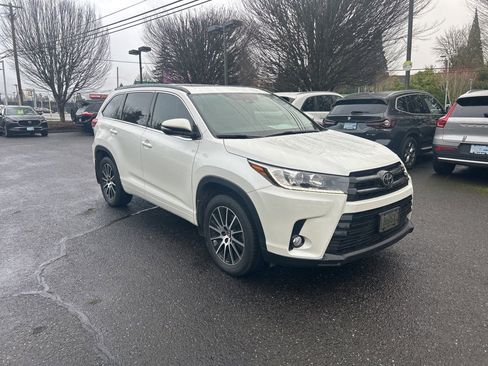 Used 2017 Toyota Highlander SE image 2