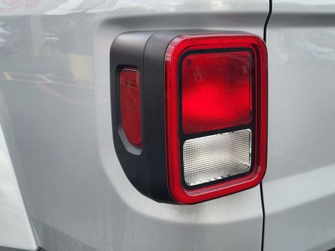 Used 2023 Jeep Gladiator Willys AWD/4WD image 10