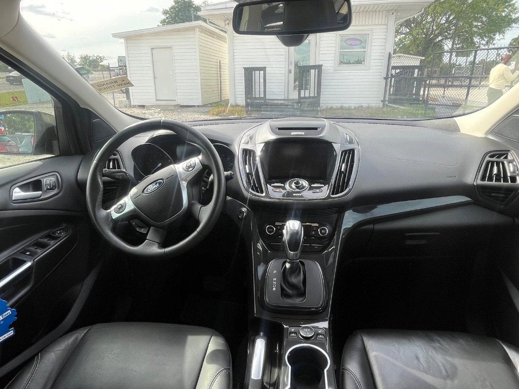 Used 2015 Ford Escape Titanium FWD image 4