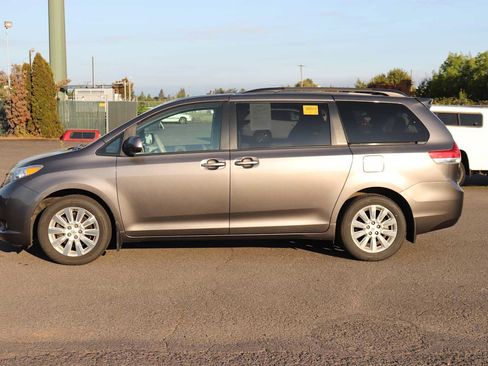 Used 2013 Toyota Sienna XLE AWD/4WD image 8