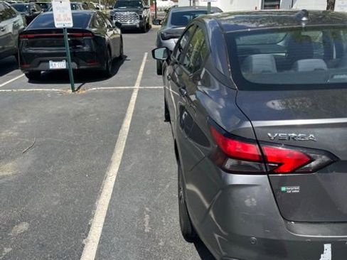 Used 2020 Nissan Versa SV image 7