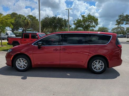 New 2025 Chrysler Pacifica Select image 8