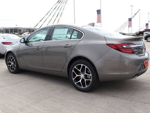 Used 2017 Buick Regal Sport Touring FWD image 3