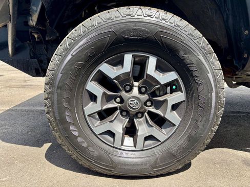 Used 2019 Toyota Tacoma TRD Off-Road AWD/4WD image 17