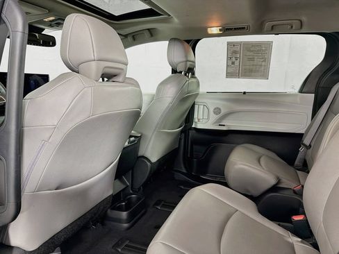Used 2025 Toyota Sienna XLE FWD image 37