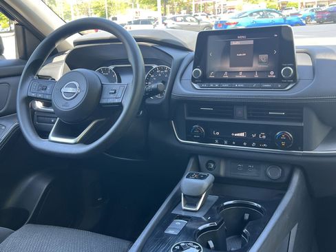 Used 2024 Nissan Rogue SV image 3