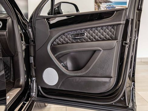 Used 2022 Bentley Bentayga image 47
