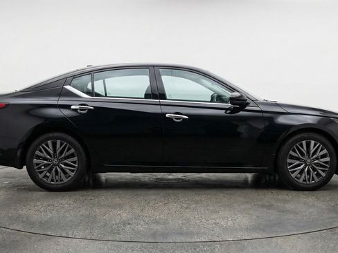 Used 2025 Nissan Altima 2.5 SV image 11