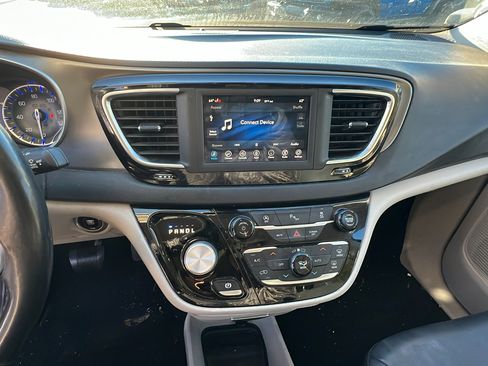 Used 2020 Chrysler Pacifica Touring-L image 32