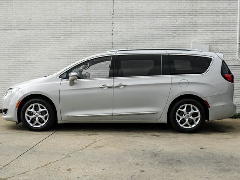 Used 2020 Chrysler Pacifica Limited w/ Advanced Safetytec Group FWD image 11